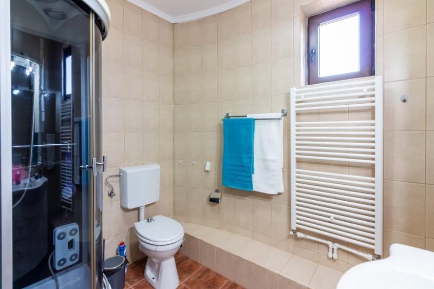 Casă individuală cu 5 camere cu Teren 1200 Mp în Central