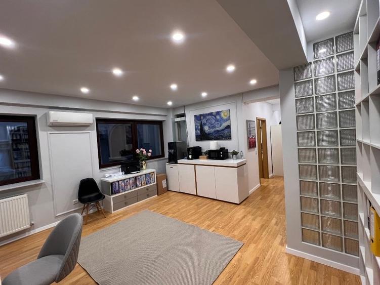 Apartament cu 3 camere semidecomandat în Dorobanți