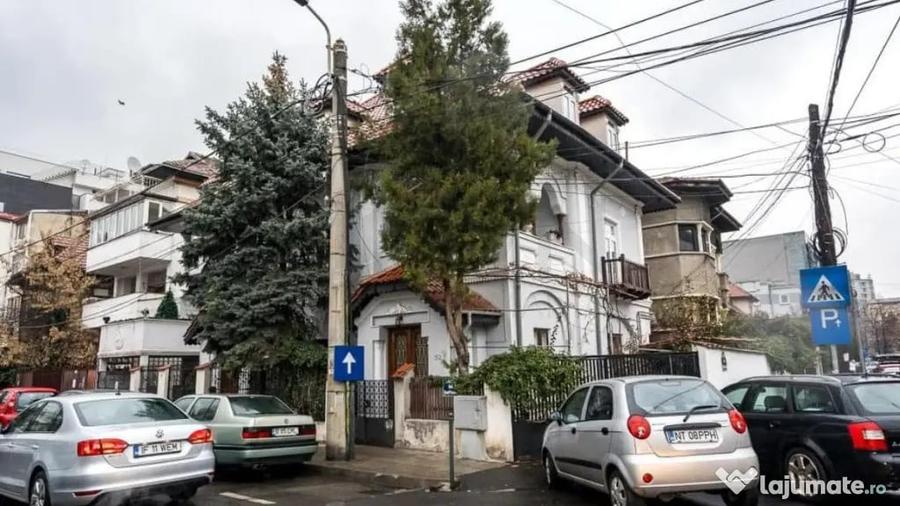 Casă cu 11 camere cu Teren 228 Mp în Aviatorilor