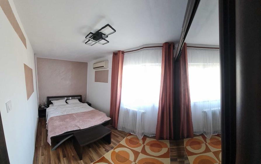 Apartament cu 4 camere decomandat în Tractorul