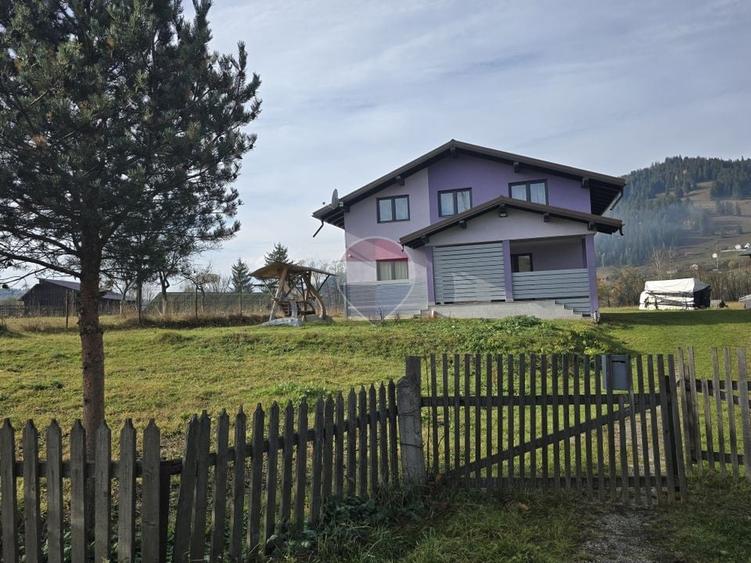Casă individuală cu 6 camere cu Teren 7849 Mp în Dorna-Arini