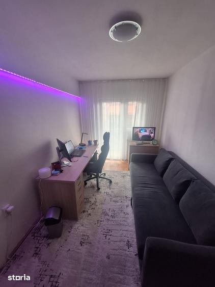 Apartament cu 3 camere decomandat în Girocului