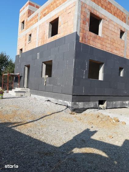 Casă cu 5 camere cu Teren 2867 Mp în Păunești