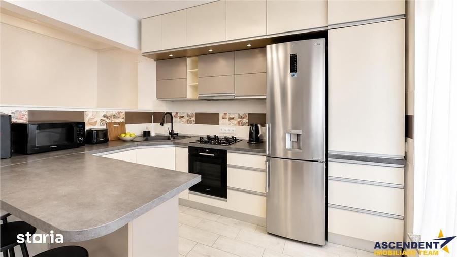 Apartament cu 3 camere decomandat în Tractorul