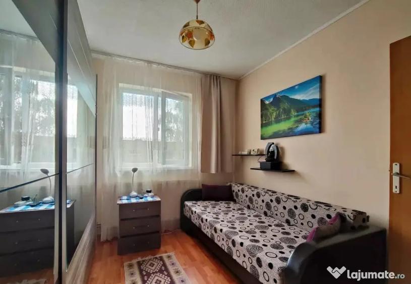 Apartament cu 3 camere semidecomandat în Florilor