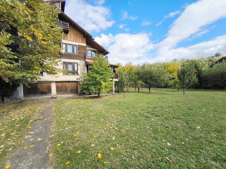 Duplex cu 10 camere cu Canalizare în Bran