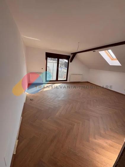 Duplex cu 5 camere cu Canalizare în Gruia
