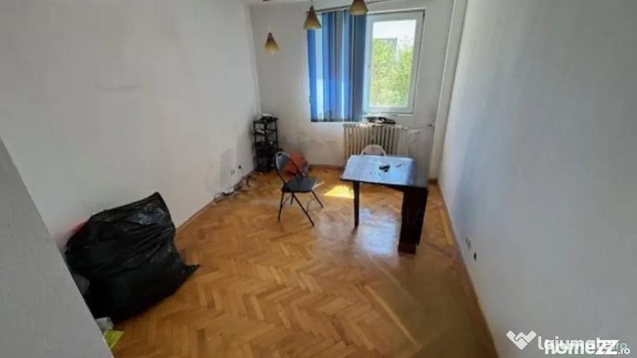 Apartament cu 3 camere semidecomandat în Colentina