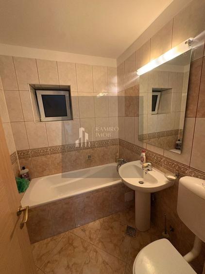 Apartament cu 4 camere semidecomandat în Unirii