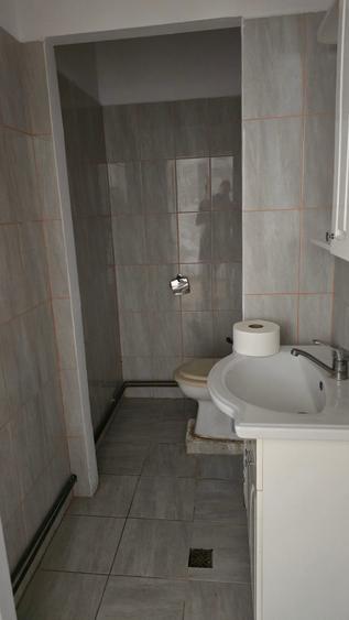 Casă individuală cu 10 camere cu Canalizare în Central