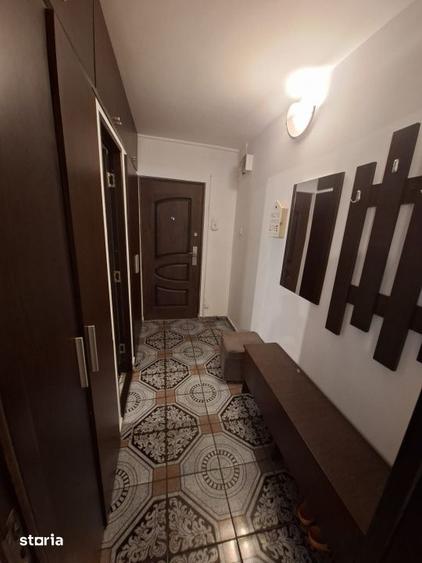 Apartament cu 2 camere semidecomandat, mobilat în Rovine