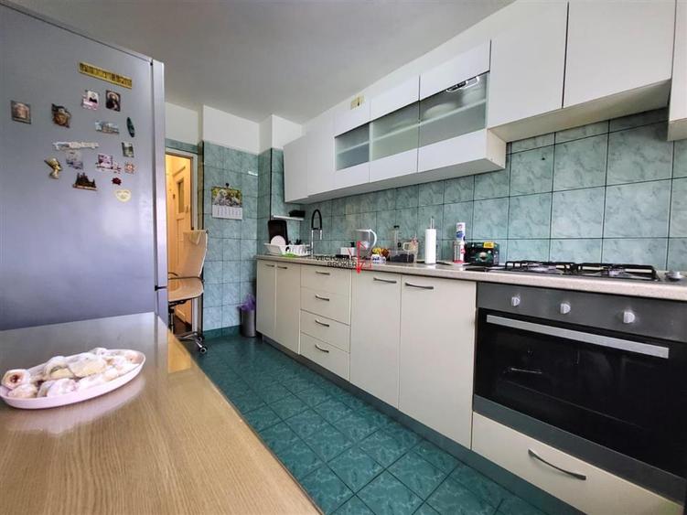Apartament cu 3 camere semidecomandat în Titan