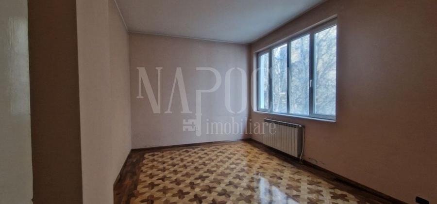 Casă individuală cu 7 camere cu Canalizare în Central