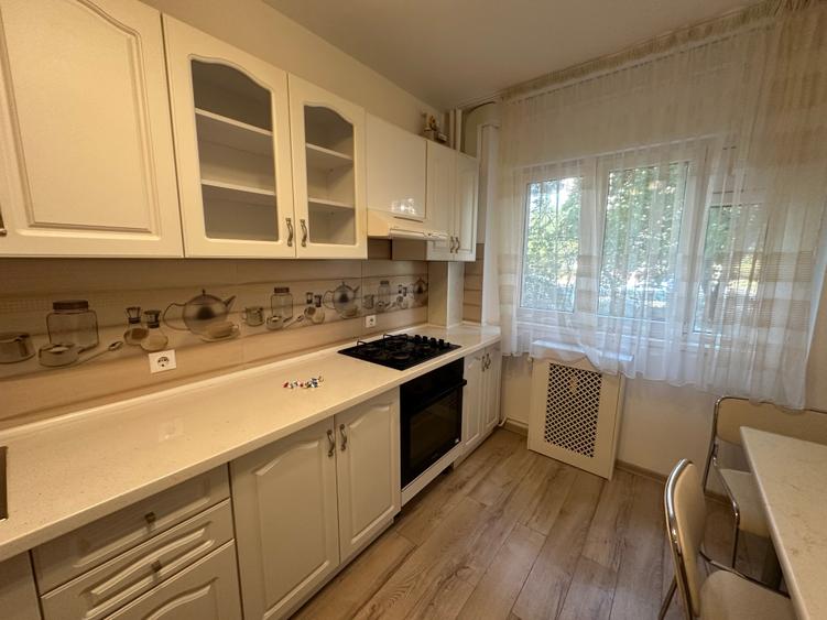 Apartament cu 3 camere decomandat în Drumul Taberei
