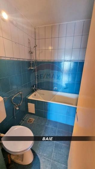 Apartament cu 3 camere semidecomandat, mobilat în Central