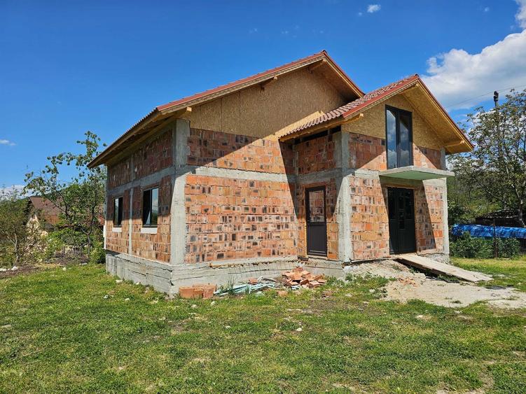 Casă cu 4 camere în Olteni