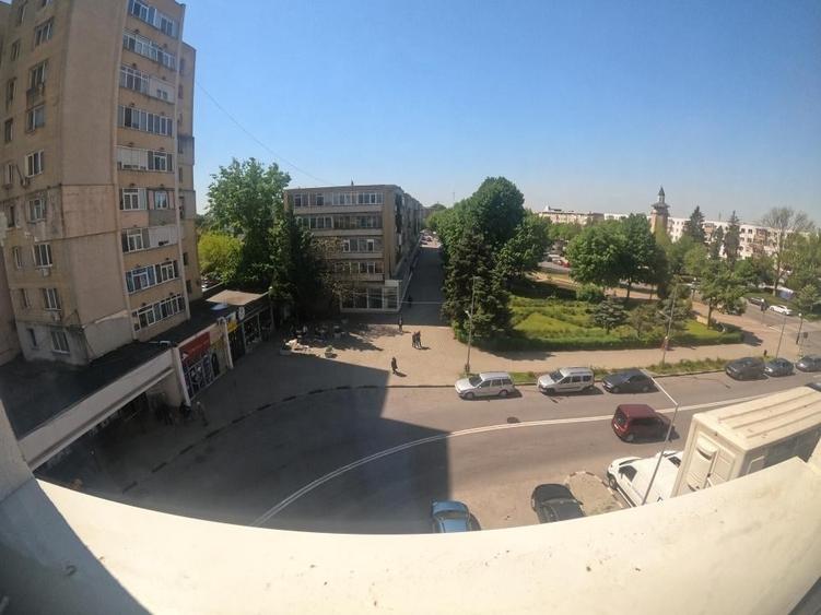Apartament cu 4 camere decomandat în Central