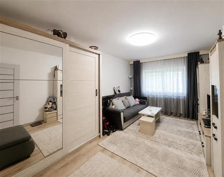 Apartament cu 3 camere decomandat, mobilat în Răcădău