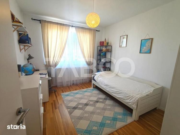 Apartament cu 3 camere decomandat în Est