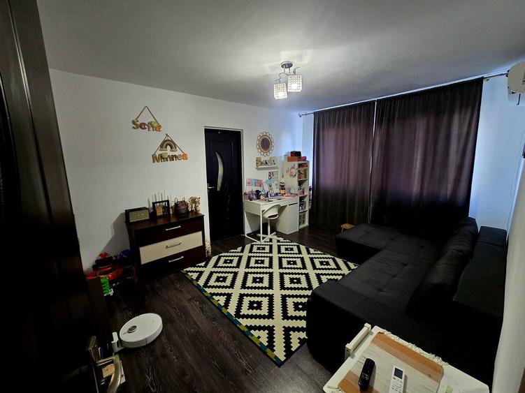 Apartament cu 2 camere semidecomandat în Micro 6