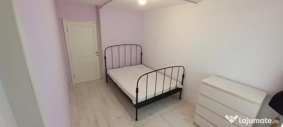 Apartament cu 3 camere semidecomandat în P-ța Reșița