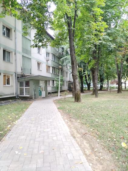 Apartament cu 3 camere decomandat în Pajura