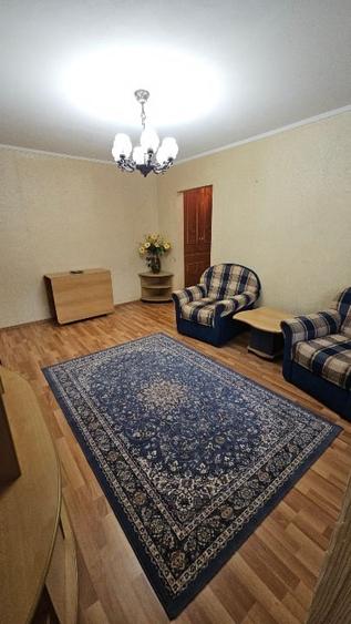 Apartament cu 3 camere semidecomandat, mobilat în Far