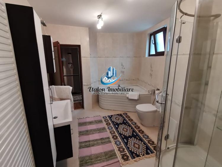Casă individuală cu 7 camere cu Teren 1066 Mp în Periferie