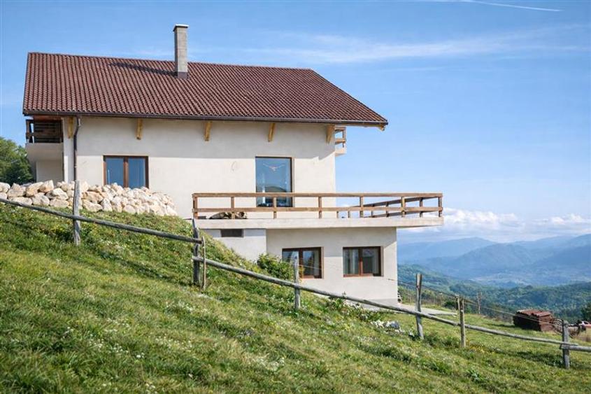 Casă individuală cu 9 camere cu Teren 1000 Mp în Peștera