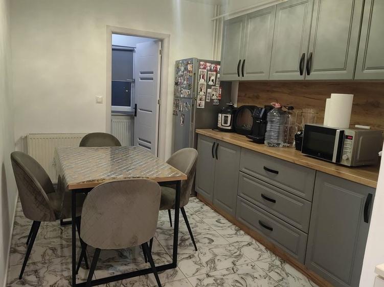 Apartament cu 2 camere semidecomandat în Craiovița Nouă