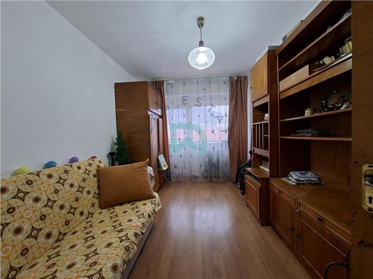 Apartament cu 3 camere decomandat în Răcădău