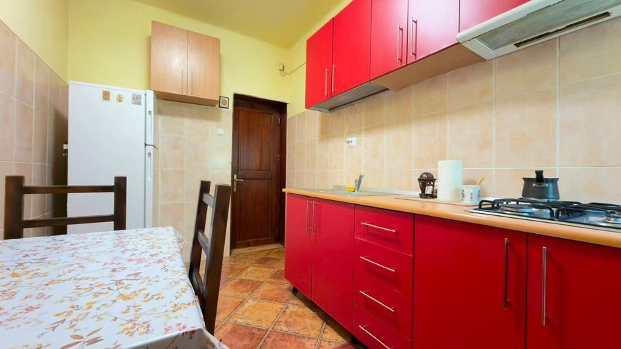 Apartament cu 3 camere decomandat, mobilat în Central