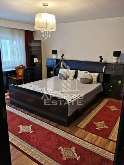 Apartament cu 4 camere decomandat în Girocului