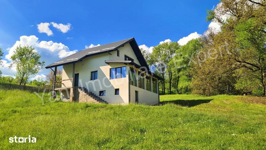 Casă cu 4 camere cu Teren 2435 Mp în Arefu