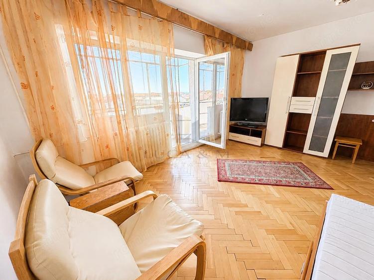 Garsonieră decomandată în Lunei