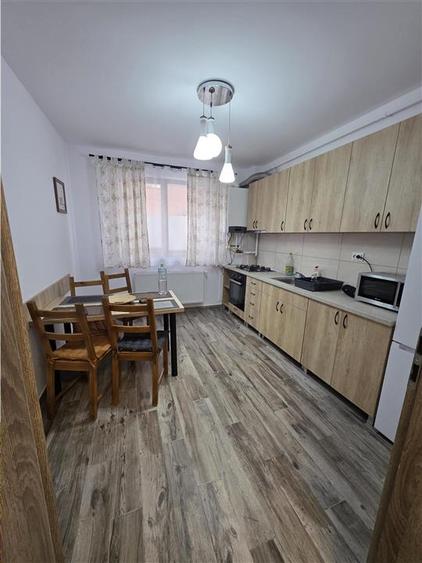 Apartament cu 2 camere decomandat, mobilat în Tractorul