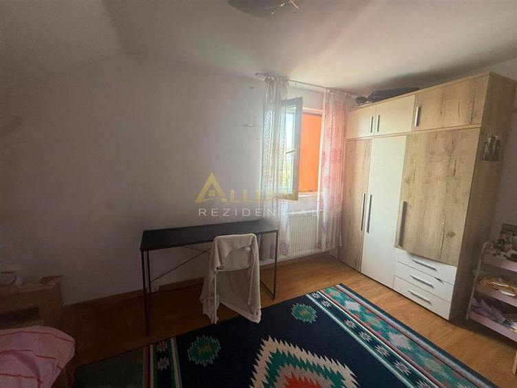 Apartament cu 3 camere semidecomandat în Berceni