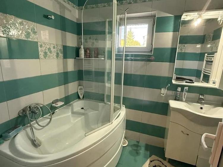 Casă individuală cu 5 camere cu Teren 728 Mp în Vest