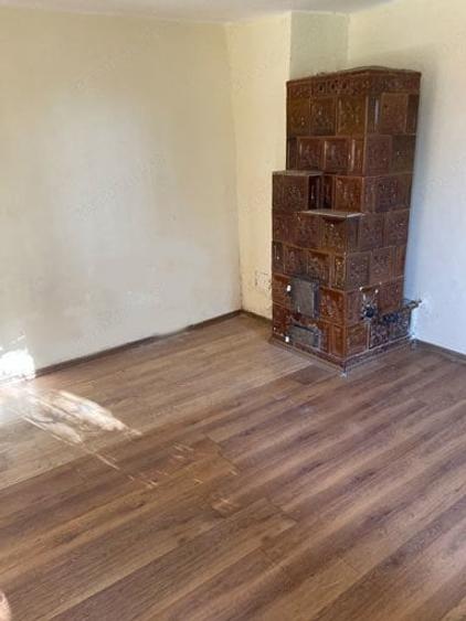 Casă cu 3 camere în Prundu