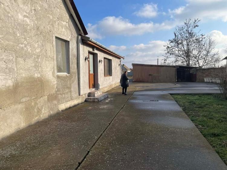 Casă cu 4 camere cu Teren 1400 Mp în Cenei