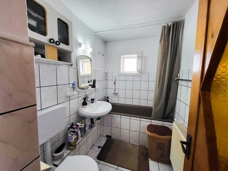 Apartament cu 3 camere semidecomandat în Coman