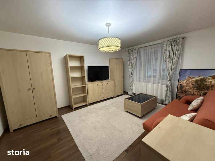 Apartament cu 4 camere semidecomandat, mobilat în Exterior Vest