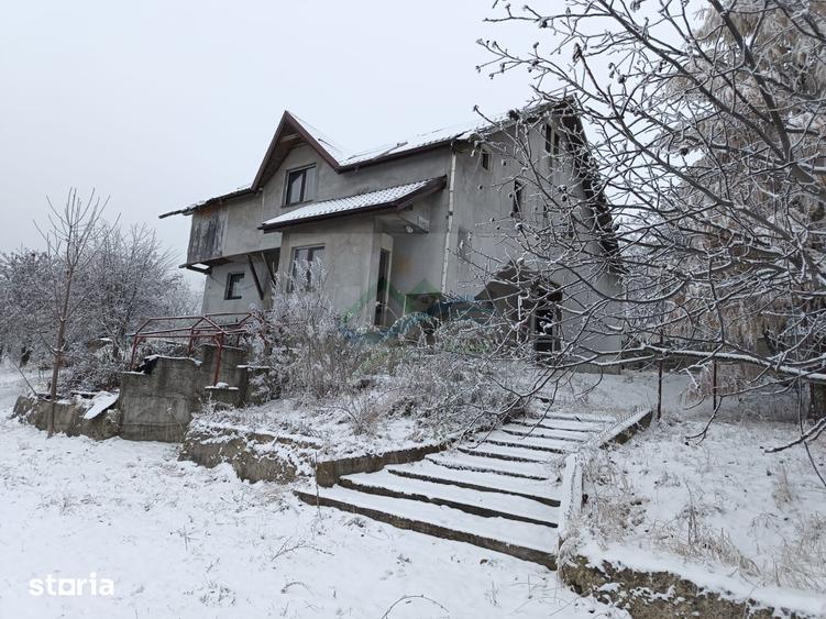 Casă cu 4 camere cu Teren 4863 Mp în Coșna