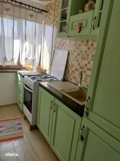 Apartament cu 3 camere semidecomandat în Craiovița Nouă