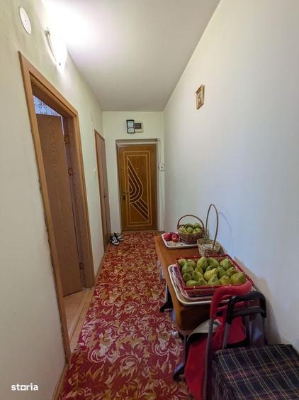 Apartament cu 3 camere semidecomandat în Calea București