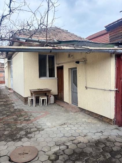 Casă individuală cu 3 camere cu Canalizare în Est