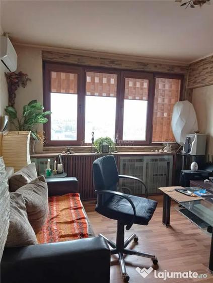 Apartament cu 3 camere semidecomandat, mobilat în Progresul