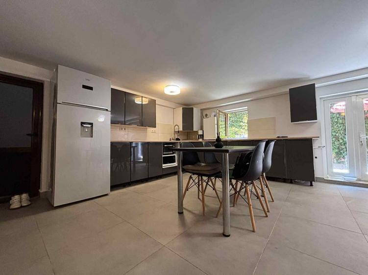 Apartament cu 3 camere semidecomandat în Câmpului
