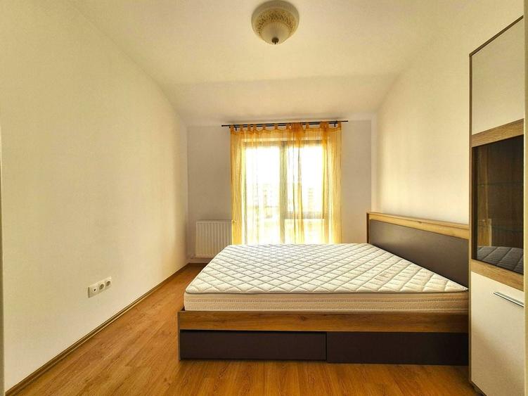Apartament cu 3 camere decomandat în Tractorul