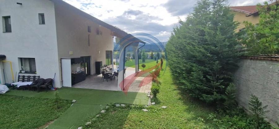 Casă cu 8 camere cu Teren 5574 Mp în Periferie